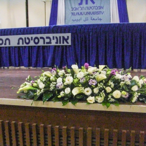 סידור במה ענק באוניברסיטה