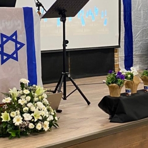 סידור במה עם עציצים
